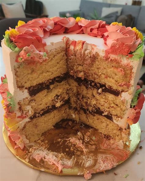 Fotografía profesional de una torta de vainilla cortada en capas con abundante arequipe en el relleno y cobertura