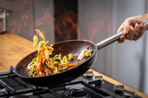 Wok con ingredientes para saltear noodles