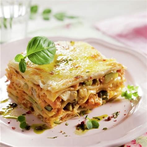 Lasaña de pollo y verduras recién salida del horno