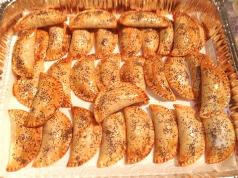 Bandeja de empanadillas doradas recién salidas del horno