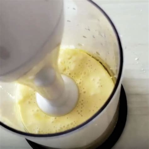 video corto mostrando la emulsión de la mayonesa en la licuadora