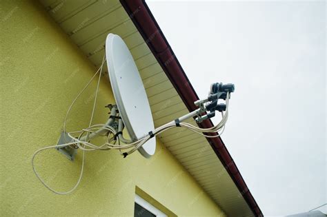 Esquema de una antena de rejilla parabólica instalada en un exterior destacando su estructura de malla