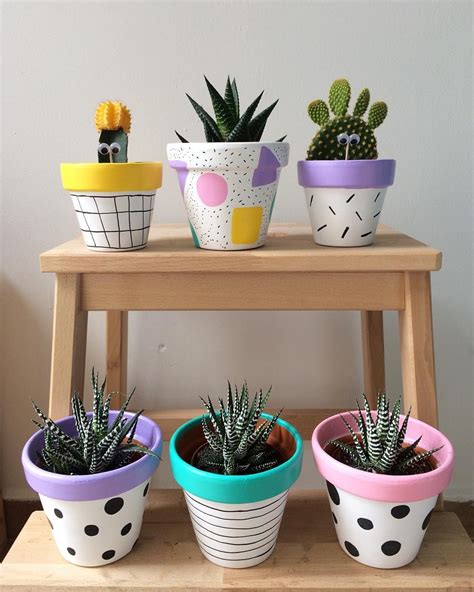 Conjunto de maceteros decorados a partir de vasos de yogur, con textura similar a la cerámica y detalles de encaje.
