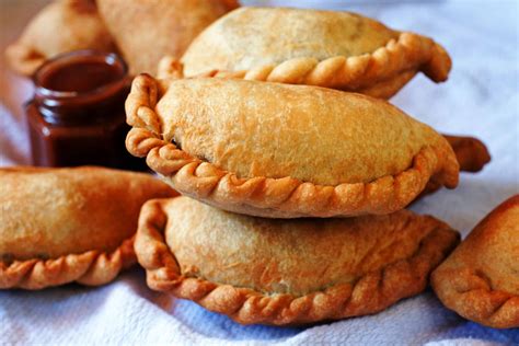 Surtido de empanadas bolivianas con diferentes rellenos