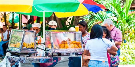 Puesto callejero de empanadas en Colombia