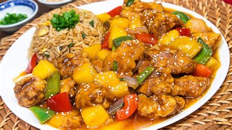 fotografía de un plato de pollo con piña servido con una guarnición de arroz