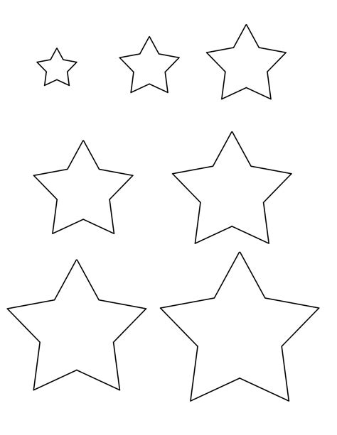 Estrellas de galleta de diferentes tamaños cortadas y listas para hornear.