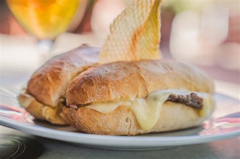 Fotografía de sándwiches chilenos emblemáticos como el Barros Luco y el Italiano