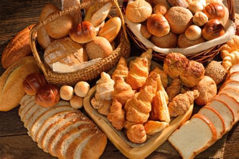 Imagen de una variedad de panes y productos de panadería, incluyendo panes de maíz y productos sin gluten.