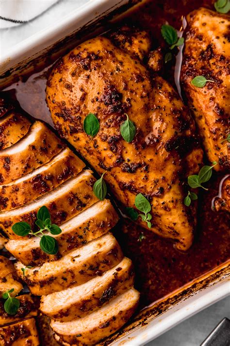 Pechugas de pollo rellenas y doradas recién salidas del horno