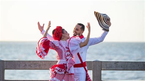pareja bailando cumbia con movimientos fluidos y alegres