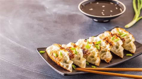 Fotografía gastronómica de una tabla variada de sushi y gyozas