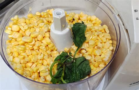 Foto de los ingredientes frescos para la mezcla de humitas: choclo, albahaca, cebolla, ají de color