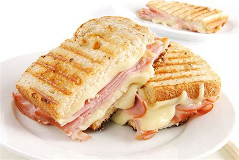 Fotografía de un sándwich simple con pan, jamón y queso.