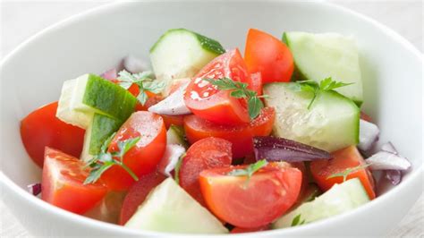 Ensalada Shirazi con tomate, pepino, menta y cilantro