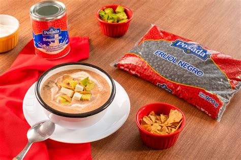 Insumos básicos para la crema de frijol: frijoles, caldo, ajo, cebolla y chiles secos.