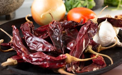 Tostando chile guajillo en la olla para potenciar su sabor.