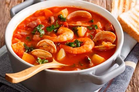 Infografía que muestra la selección de mariscos frescos y vegetales para el caldo