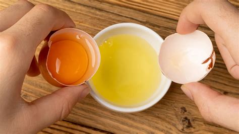 Infografía mostrando tres métodos para separar la yema de la clara de un huevo.