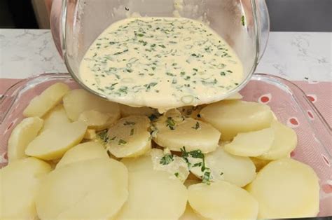 Ingredientes variados para papas gratinadas: papas, quesos, crema, espinacas