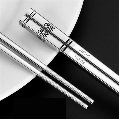 Fotografía profesional de una mesa con palillos coreanos de metal y vajilla minimalista.