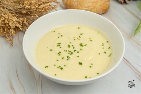 Plato de crema de pollo y vegetales humeante