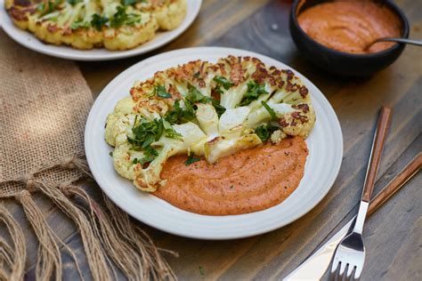Variedad de platos con coliflor: asada, puré, al curry y tempura
