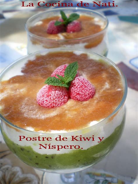 Postre de kiwi en copas, decorado con frambuesas y ralladura de limón