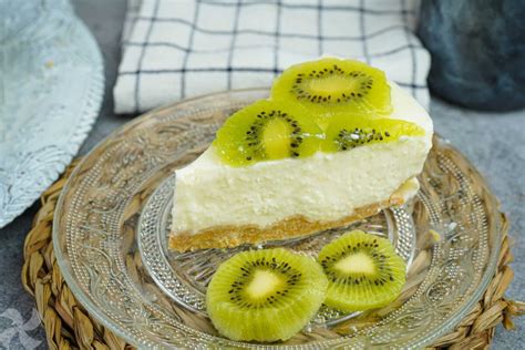 Rebanada de tarta de kiwi con dos capas, decorada con rodajas de kiwi