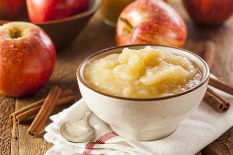 Compota de manzana con chuño en un bol, espolvoreada con canela