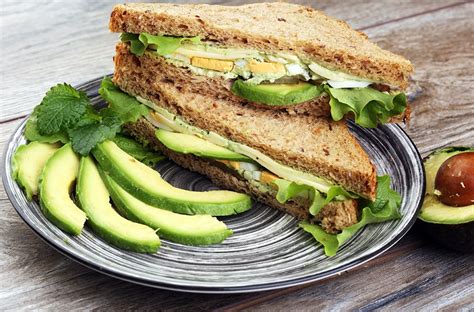 Sándwich de salmón y aguacate con huevo duro en capas