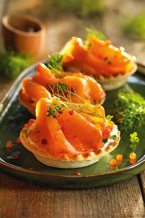 Crema de vegetales con salmón ahumado y huevo duro, lista para servir