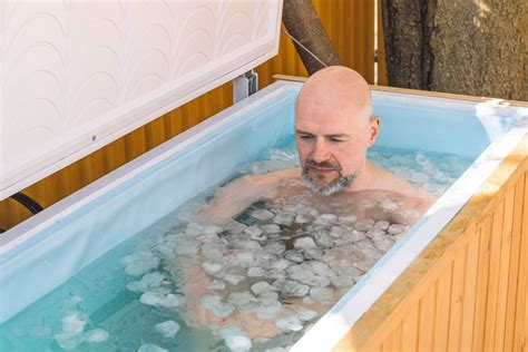 Persona realizando inmersión en una bañera con hielo (cold plunge).