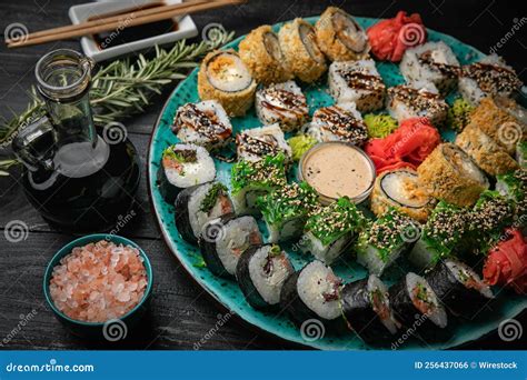 Foto de variados rollos de sushi fresco en un plato
