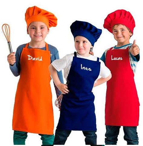 Ilustración de un niño pequeño utilizando un delantal y un gorro de chef personalizado con motivos coloridos