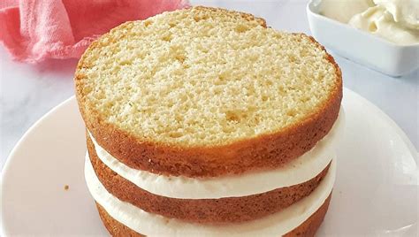 Foto de bizcochuelo borracho cubierto con crema sambayón