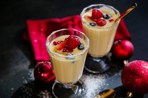 Sabayón servido en copas con una variedad de frutos rojos