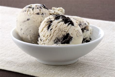 Helado cremoso de Oreo en moldes para polos