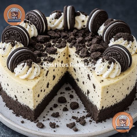 Primer plano de galletas Oreo picadas y nata montándose