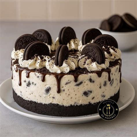 Tarta de Oreo decorada con galletas enteras y troceadas