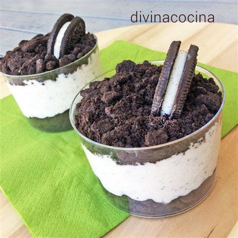 Vasitos individuales de postre de crema de Oreo con sirope de chocolate