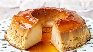 Imagen de un flan de banana recién horneado y caramelizado